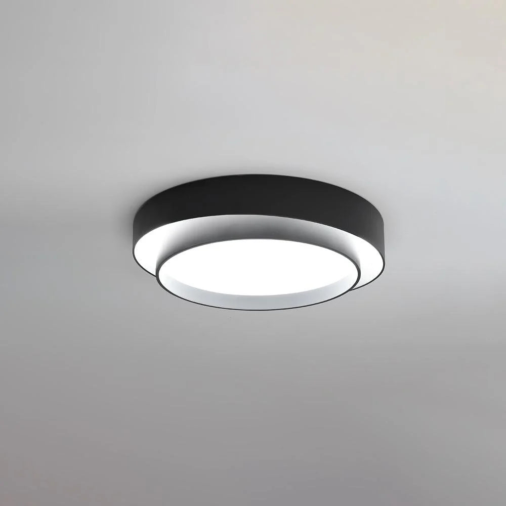 Foto de produto plafon LED de acrílico preto com luz quente, fundo cinza neutro