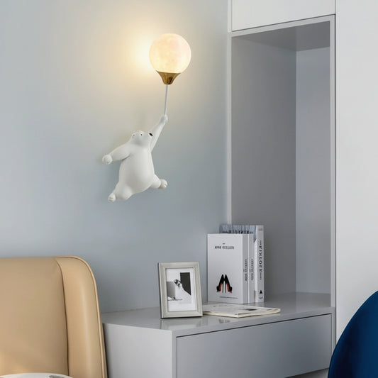 Arandela Infantil Mimosa Urso e Balão cor branca, instalada em parede de quarto de criança, com visualização completa do ambiente decorado