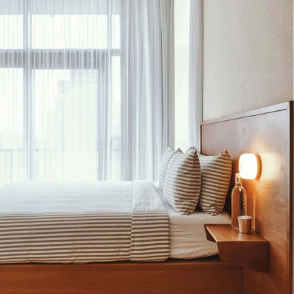 Arandela LED Névoa de Parede Compacta de ferro e vidro cor branca, instalada na cabeceira da cama do quarto, iluminação quente 3000K acolhedora para ambiente de descanso