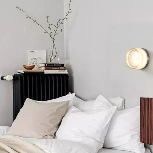 Arandela LED Névoa de Parede Compacta de ferro e vidro cor branca, instalada na parede do quarto, design moderno minimalista para iluminação residencial com certificação CE da UE