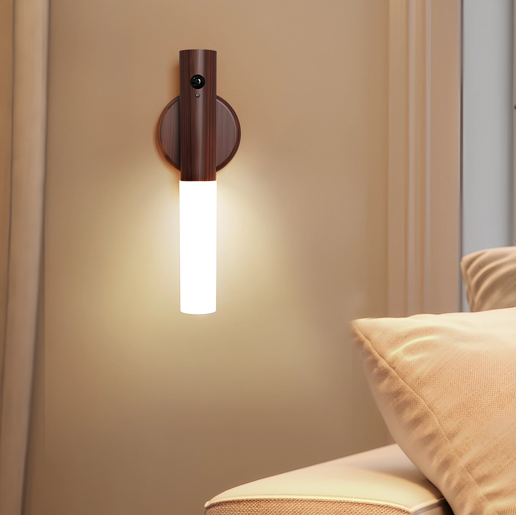 Arandela LED sem furos cor nogueira instalada na parede ao lado do sofá da sala