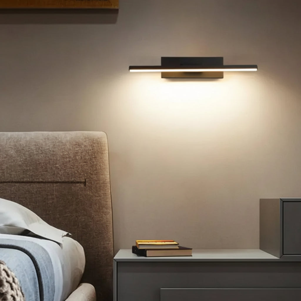 Arandela Rotativa Sereno de alumínio LED cor preta, com luz quente, instalada no quarto como iluminação de cabeceira, perfeita para leitura e criação de atmosfera acolhedora