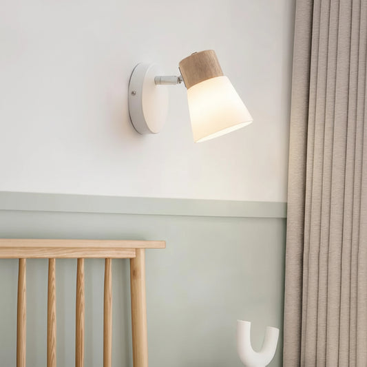 Arandela Vega de Madeira e Vidro modelo cabeçote único 1 lâmpada, estilo nórdico, com luz quente LED acolhedora em ambiente interno, soquete E27 e proteção IP44