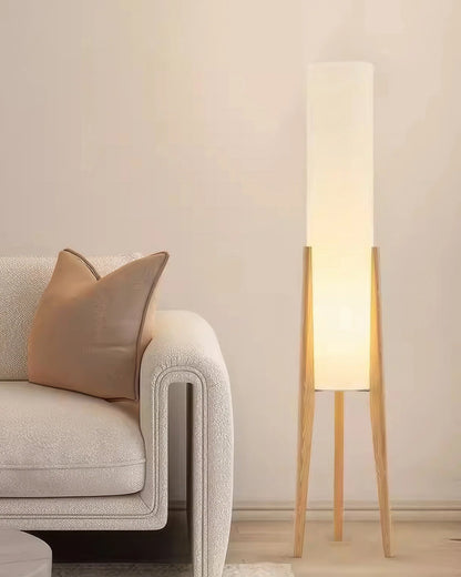 Candeeiro de Chão Vega madeira natural ao lado do sofá, luz quente LED E27 12W, abajur de tecido, estilo nórdico, complementa decoração e iluminação da sala de estar e quarto