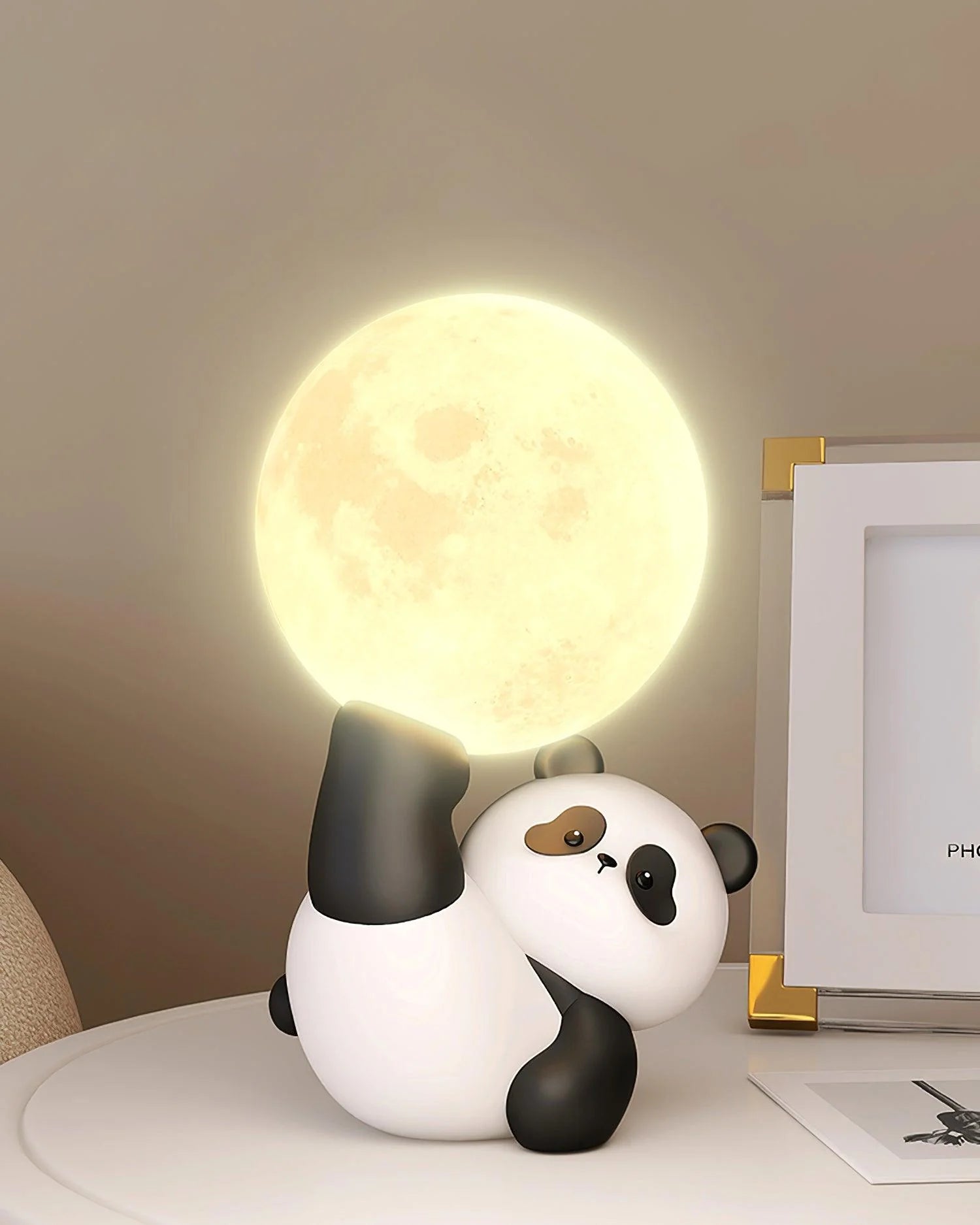 Lâmpada de Mesa Mimosa modelo panda, closeup do efeito de luz quente em mesa, estrutura em resina com LED integrado de alta performance, estilo cream para decoração de quarto e escritório