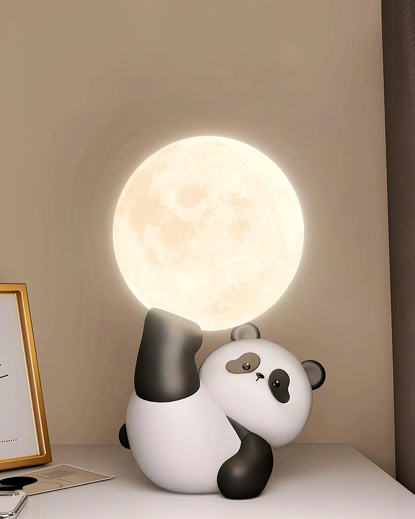 Lâmpada de Mesa Mimosa modelo panda, plano próximo com efeito de luz quente em mesa, design acolhedor em resina, LED integrado com porta USB na base, perfeito para área de trabalho doméstica