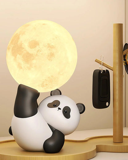 Lâmpada de Mesa Mimosa modelo panda, plano próximo com efeito de luz quente em suporte de xícaras, design compacto e versátil em resina, ideal para decoração de cantos da casa e ambientes internos