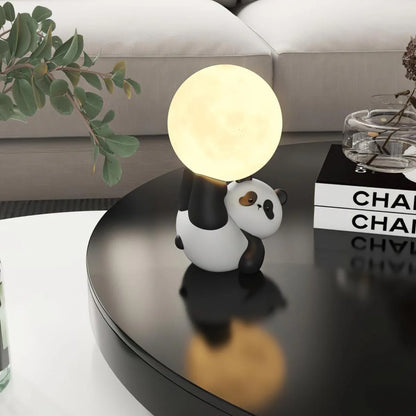 Lâmpada de Mesa Mimosa modelo panda, vista lateral em mesa da sala de estar, artesanato em resina com LED integrado, iluminação suave para decoração de sala de estar e ambientes internos