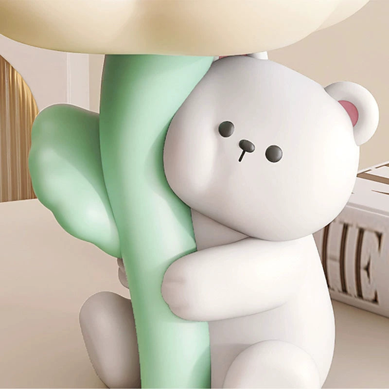 Lâmpada de Mesa Mimosa modelo urso com flor branca, closeup em mesa, artesanato em resina com estilo cream, LED integrado e porta USB na base para carregamento de dispositivos móveis