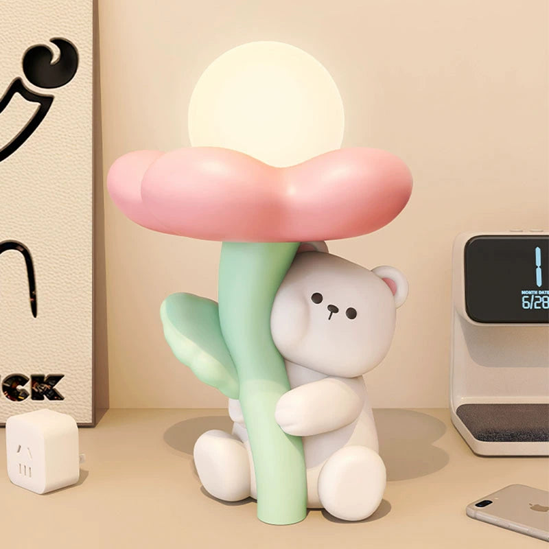 Lâmpada de Mesa Mimosa modelo urso com flor rosa, instalada em mesa, artesanato em resina com LED integrado, estilo cream acolhedor, ideal para quarto infantil e decoração de interiores