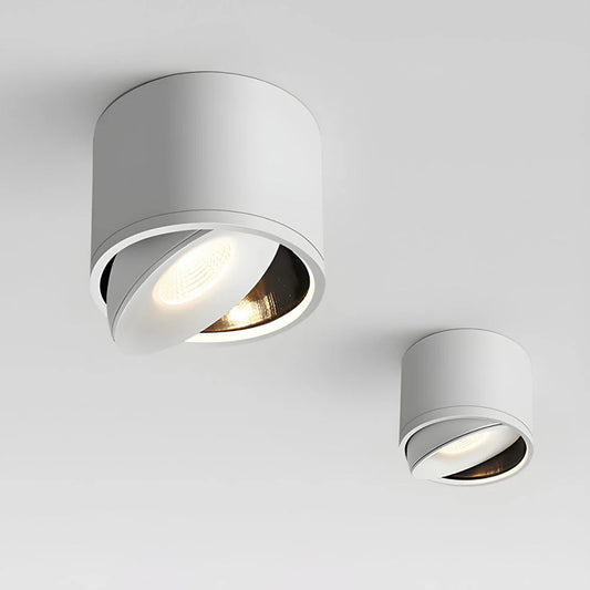 Dois spots de embutir LED totalmente brancos instalados no teto